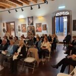 presenti mostra due